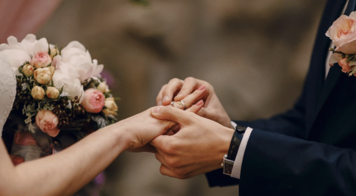 Budapesti esküvői viseletek és hagyományok a XX. században: a szerénységtől a glamourig