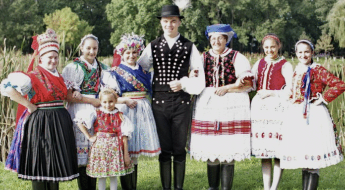 Budapest koronái és koszorúi: a múlt női fejfedői